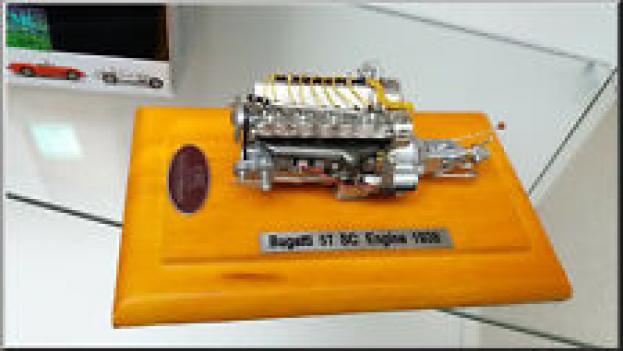 CMC Bugatti 57 SC Engine with showcase M-112