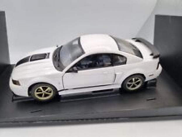 AUTOart Ford Mustang 4 Mach I 2003 Oxford White 73003